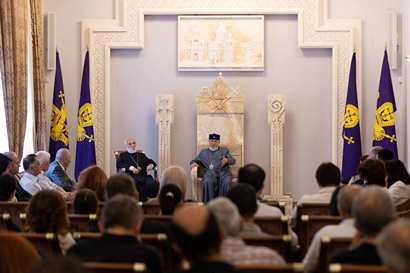 Ամենայն Հայոց Կաթողիկոսն ընդունեց «Իզմիրլյան» ԲԿ-ի տնօրինությանը և բուժանձնակազմին