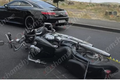Երևանում մոտոցիկլը բախվել է բազալտե եզրաքարին ու կողաշրջվել
