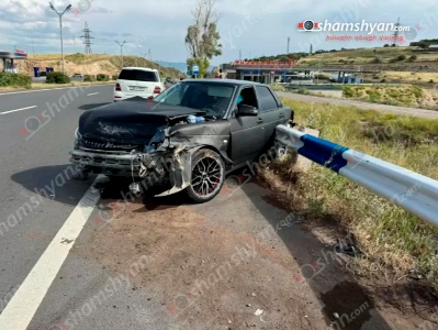 Սևան-Երևան ճանապարհին բախվել են «Mercedes ML350»-ը ու «ՎԱԶ 21703»-ը․ վերջինս բախվել է նաև երկաթե արգելապատնեշին