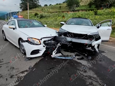 Խոշոր վթար՝ Ծաղկաձորում․ բախվել են «Lexus»-ը և «Mercedes»-ը․ 2 հոգի տեղափոխվել է բժշկական կենտրոն
