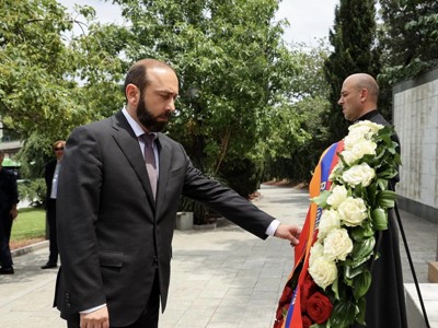 Արարատ Միրզոյանը Թբիլիսիում ծաղկեպսակ է զետեղել «Հերոսների հրապարակ» հուշահամալիրի մոտ (ֆոտո)