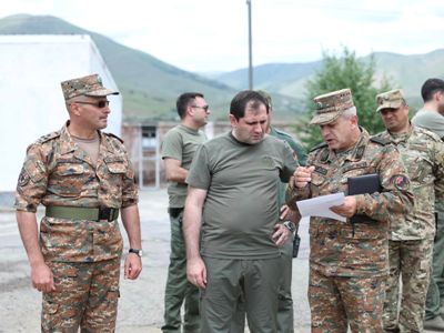 Սուրեն Պապիկյանը զորամասերից մեկում հետևել է զորամիավորման սպաների հերթական խմբի ատեստավորման գործընթացին. ՊՆ