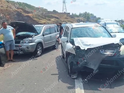«Շանգրի Լա»-ի մոտ բախվել են «Honda»-ն ու «Nissan X-Trail»-ը. վերջինս բախվել է երկաթե արգելապատնեշներին