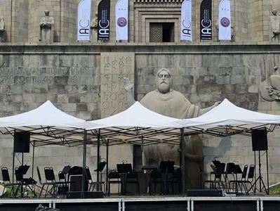Հսկա հովանոցներ են դրվել Մաշտոցի ու Կորյունի արձանի դիմաց. քաղաքացիները վրդովված են