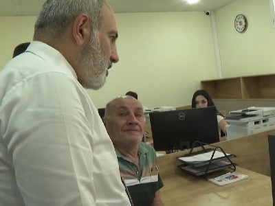 «Հա, իմիջիայլոց, աչքդ լույս, արդեն երրորդ երեխան ես ունեցել»․ Փաշինյանը Վաղարշապատում է (վիդեո)