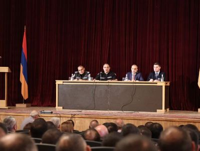 ՆԳ նախարարը Վանաձորում աշխատանքային քննարկում է ունեցել ոստիկանության Լոռու մարզային ստորաբաժանումների ծառայողների հետ