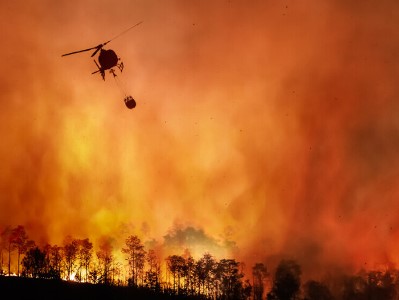 В Турции упал тушивший пожары вертолет