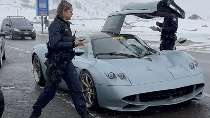 В Швейцарии полицейские конфисковали уникальный гоночный суперкар  Pagani Huayra Coda lunga стоимостью 7,4 млн. долларов