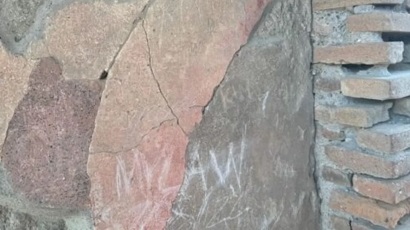 Զբոսաշրջիկը, որն իր ընտանիքի անդամների անունների սկզբնատառերը դաջել է Պոմպեյի 2000-ամյա տան պատին, կտուգանվի