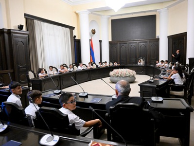 Пашинян принял учеников средней школы села Сарнахпюр