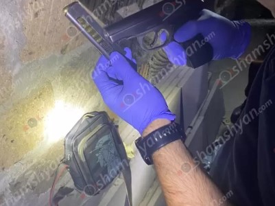 В Ереване преследуемый полицейскими мужчина бросил в чужой двор заряженный пистолет