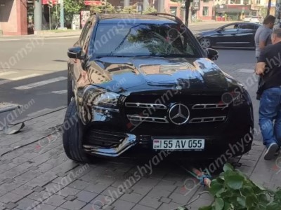 Երևանում 28-ամյա վարորդը «Mercedes GLS»-ով կոտրել է երթևեկությունը կարգավորող լուսացույցը և բախվել ծառին. Shamshyan.com