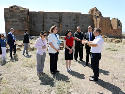 ԱՄՆ դեսպանը ԿԳՄՍ նախարարի հետ այցելել է Երերույքի տաճար