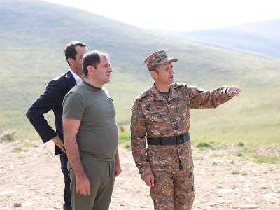 Զորամիավորման և զորամասի հրամանատարները Սուրեն Պապիկյանին զեկուցել են առաջնագծի աշխատանքների վերաբերյալ