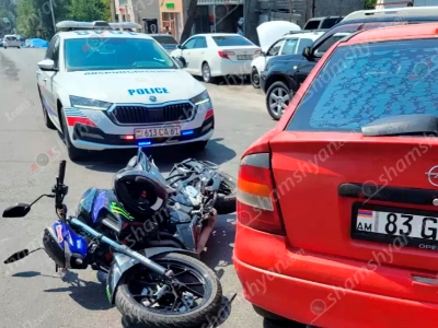 Երևանում բախվել են «Yamaha» մոտոցիկլն ու «Opel Astra»-ն. մոտոցիկլավարը տեղափոխվել է հիվանդանոց. Shamshyan.com