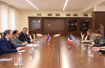 Министр обороны РА принял посла Франции