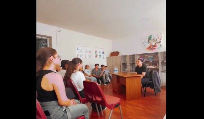 Աննա Վարդապետյանը Տավուշի Աչաջուր գյուղի գրադարանում հանդիպել է աշակերտների հետ