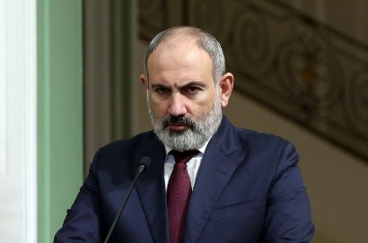 Նիկոլ Փաշինյանի ուղղությամբ խնձոր նետած տղամարդն ազատվել է արգելանքից, բայց նրան մեղադրանք է ներկայացվել