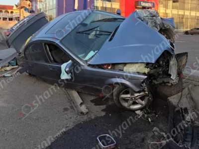 Երևանում «BMW»-ն բախվել է երկաթե էլեկտրասյանն ու մասամբ կողաշրջվել. Shamshyan.com