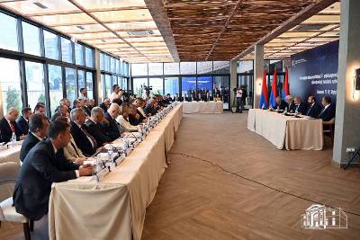 «Հրապարակ». Փաշինյանը դեսպաններին ընտրության առաջ է կանգնեցրել