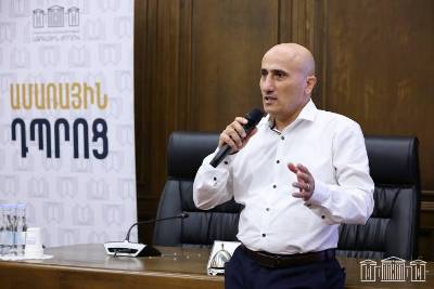 «Հրապարակ». Իշխանության ներկայացուցիչները զբաղված են մատաղ սերնդի ուղեղը «լվանալով»