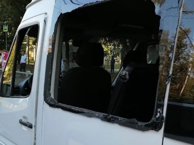 В Подмосковье четверо мужчин атаковали свадебный автобус