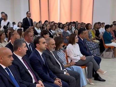 Նիկոլ Փաշինյանը տիկնոջ հետ այցելել է «Հերացի» ավագ դպրոց (վիդեո)