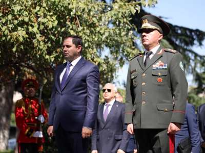 Թբիլիսիում Սուրեն Պապիկյանն այցելել է Հերոսների հրապարակ, ծաղկեպսակ խոնարհել հուշակոթողին