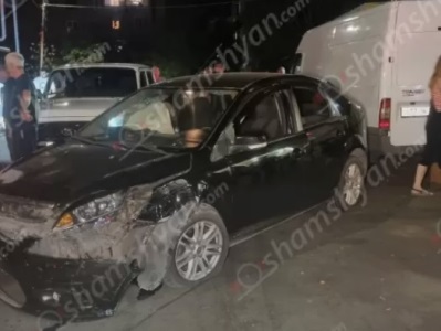 Ավտովթար՝ Երևանում․ «Ford»-ը բախվել է արագաչափ սարքի հենասյանը