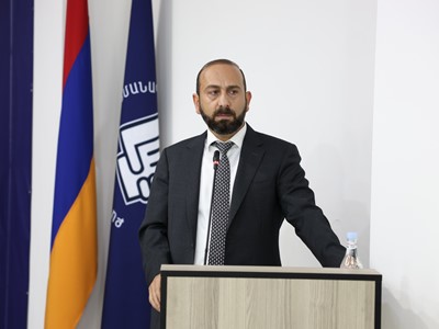 Арарат Мирзоян выступил с докладом и ответил на вопросы