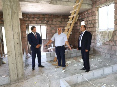 Սոցապնախարարն այցելել է Արենիում պետական աջակցության ծրագրի շրջանակում կառուցված տներ