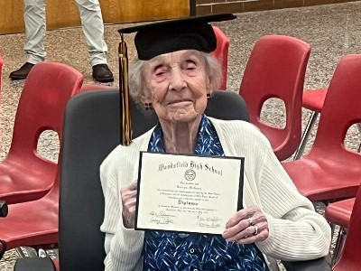 Американка получила школьный аттестат в 99 лет