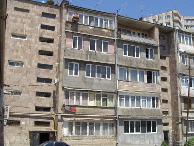 Երեւանում շենքերից հեռացվում են ինքնակամ տեղադրված ալեհավաքներն ու տարատեսակ ծածկերը, վերացվում են կամայական կառույցները