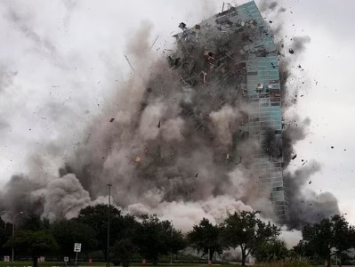 В США взорвали небоскреб, пострадавший от ураганов «Лаура» и «Дельта»