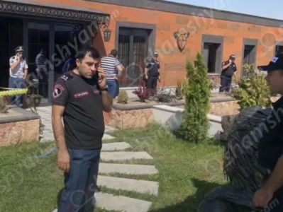 Էջմիածնի տներից մեկի լոգարանում հայտնաբերվել է գործարարի մարմինը, կողքին էլ՝ Արցախի նախագահից պարգև ստացած ատրճանակը