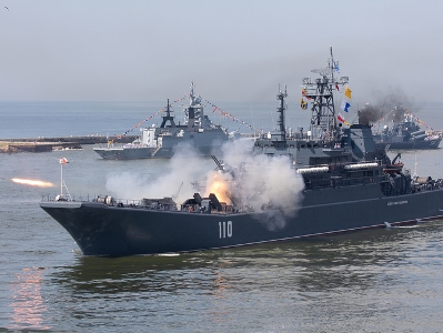 Минобороны РФ объявило о начале учений в двух океанах и трех морях. В них задействованы 90 тысяч человек
