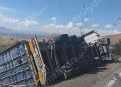 Վայոց ձորում բեռնատարը դուրս է եկել հանդիպակաց գոտի և կիսակողաշրջված հայտնվել դաշտում