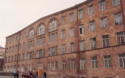 «Փոսի» դպրոցի մոտ շինարարություն է. երեխաները դպրոց չեն գնում, Քաղաքապետարանն ասում է՝ շինարարությունն ի՞նչ կապ ունի