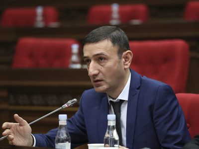 Ես պիտի դեռ շատ ձեզ հետևեմ, որ ձեր նման հարցը քաղաքականացնեմ. Թունյանը՝ Արթուր Խաչատրյանին