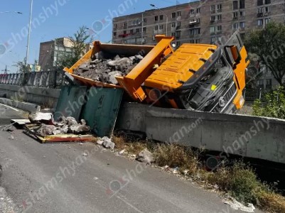 Երևանում «Shacman» բեռնատարը «Հյուսիս-հարավ» ճանապարհին կիսակողաշրջված հայտնվել է բետոնե պարսպի վրա