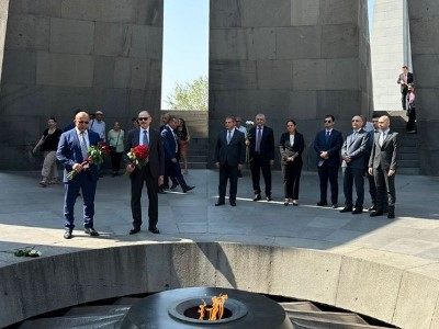 Делегация во главе с председателем Федерального верховного суда Ирака посетила мемориальный комплекс «Цицернакаберд»