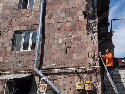 В Ереване из-за проливных дождей частично обрушилась несущая стена многоквартирного дома