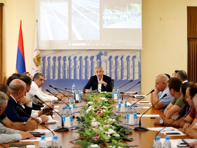 Երեւանում շինհրապարակների կահավորման համար նոր չափորոշիչներ են սահմանվել. Քննարկում քաղաքապետարանում