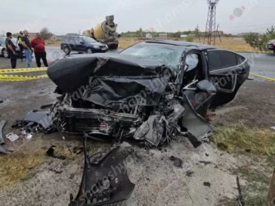 Արագածոտնում բախվել են «Lexus»-ն ու «KamAZ» բետոնախառնիչը. կա վիրավոր. «Lexus»-ը վերծվել է մետաղե ջարդոնի