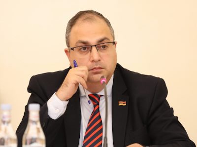 Соратник Пашиняна: Я не сторонник идеи стабильного большинства, но решение проблемы вижу в контексте новой Конституции