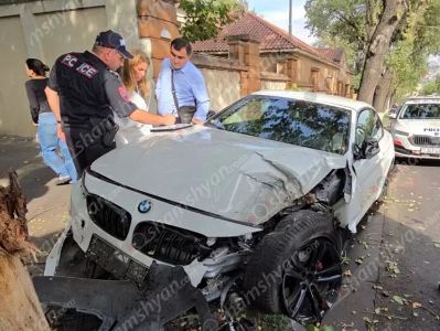 ՀՀ նախագահի նստավայրի մոտ, «BMW»-ն բախվել է թիվ 13 երթուղու ավտոբուսին, ապա մայթին ու ու ծառին