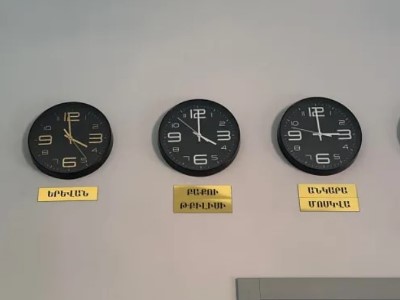 Կարծում եմ՝ ռադիոյի մարդիկ որոշում ունեն, որ ժամացույց փակցնողը պիտի իր ձեռքով դրանք հանի. Խումարյան
