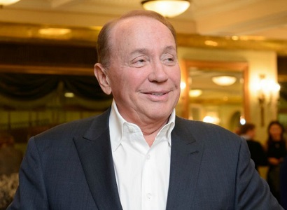Неизвестный разгромил могилу телеведущего Александра Маслякова