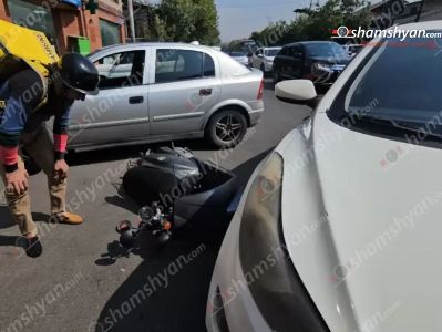 Երևանում բախվել են «Nissan»-ն ու մոպեդը. վերջինը կողաշրջվել է. երկուսն էլ «Yandex» ծառայությանն են