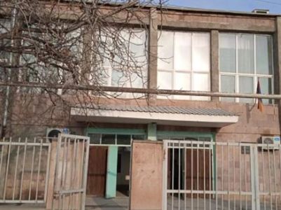 Կոմայի մեջ գտնվող 10-ամյա աղջիկը հավանաբար ընկել է աստիճանահարթակից. դպրոցի տնօրեն